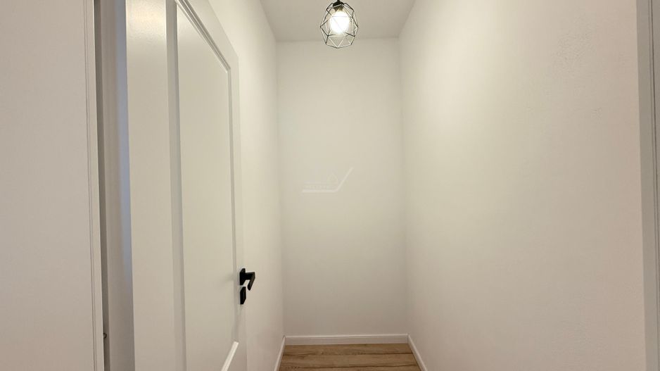 Casa moderna si cocheta. Locatie excelenta. Curte amenajata. Loc de parcare. - Poză 23