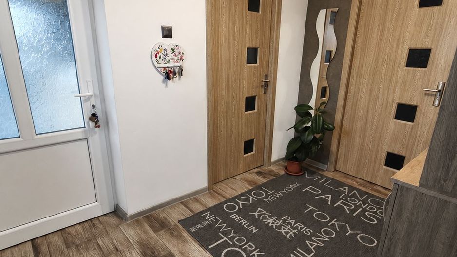 Proprietate cu două locuințe, garaj încălzit, foișor, 600 mp in Ernei - Poză 10