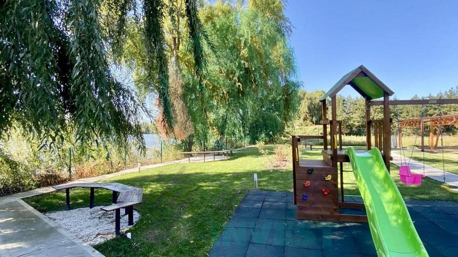 Apartament cu curte englezeasca si 2 intrari pozitionat langa lac - Poză 2