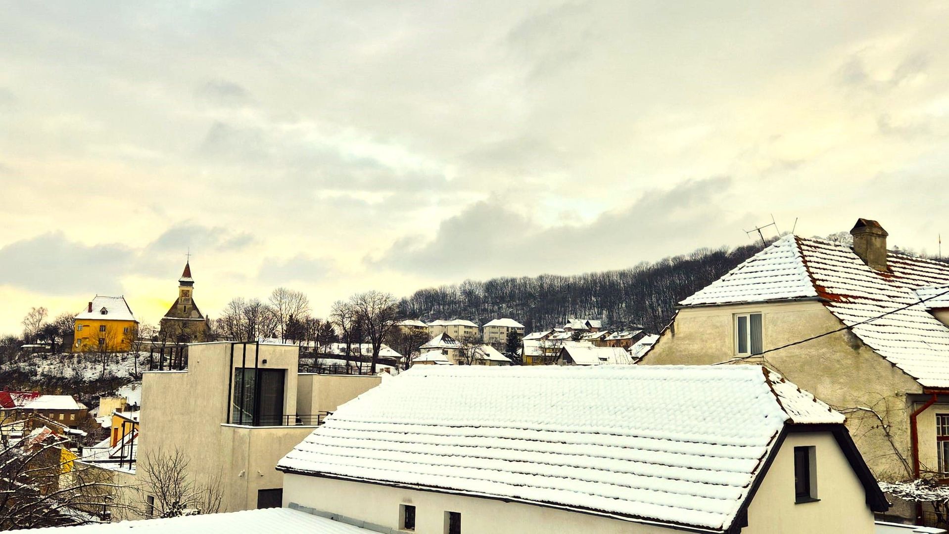 Casa renovata, mobilata si utilata complet - Poză 1