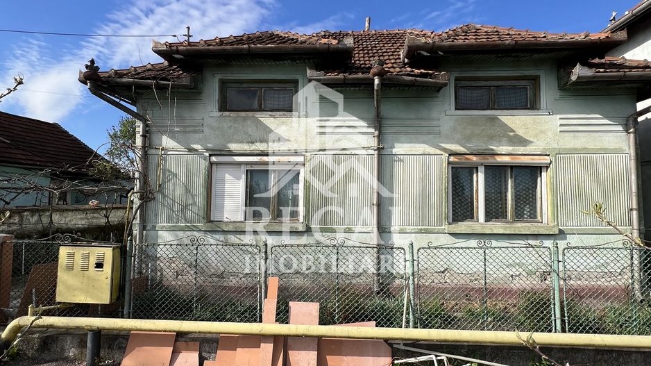 Casă de vânzare în Călanul Mic –  2 clădiri, curte, grădină, garaj - Poză 1