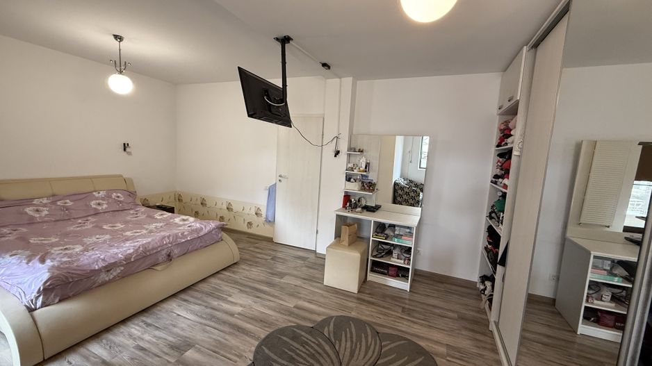 Casă înșiruită complet mobilată + curte+ 2 parcari în complex inchis! - Poză 6