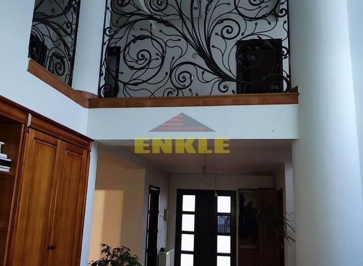 Vila 5 camere , zona Petru Rares -demisol+parter+etaj , pret negociabil ! - Poză 11