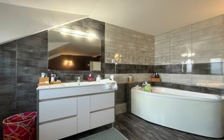 Vila deosebita cu 5 camere pe o strada privata in Borhanci - Poză 11