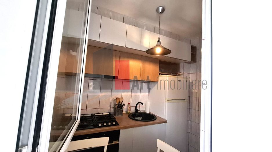 Gars. 31 mp, et 9/10, bloc reabilitat, instalații refăcute, mobilată și utilată - Poză 7