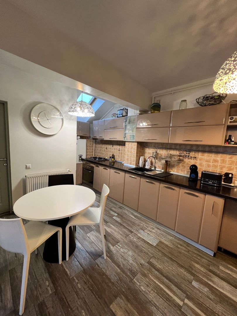 Apartament cu 3 camere - Poză 1