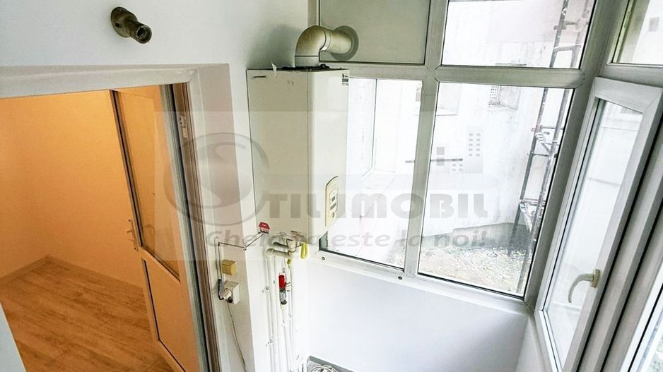 Liber, apartament 3 camere Nicolina 1, renovat modern, baie cu geam - Poză 12
