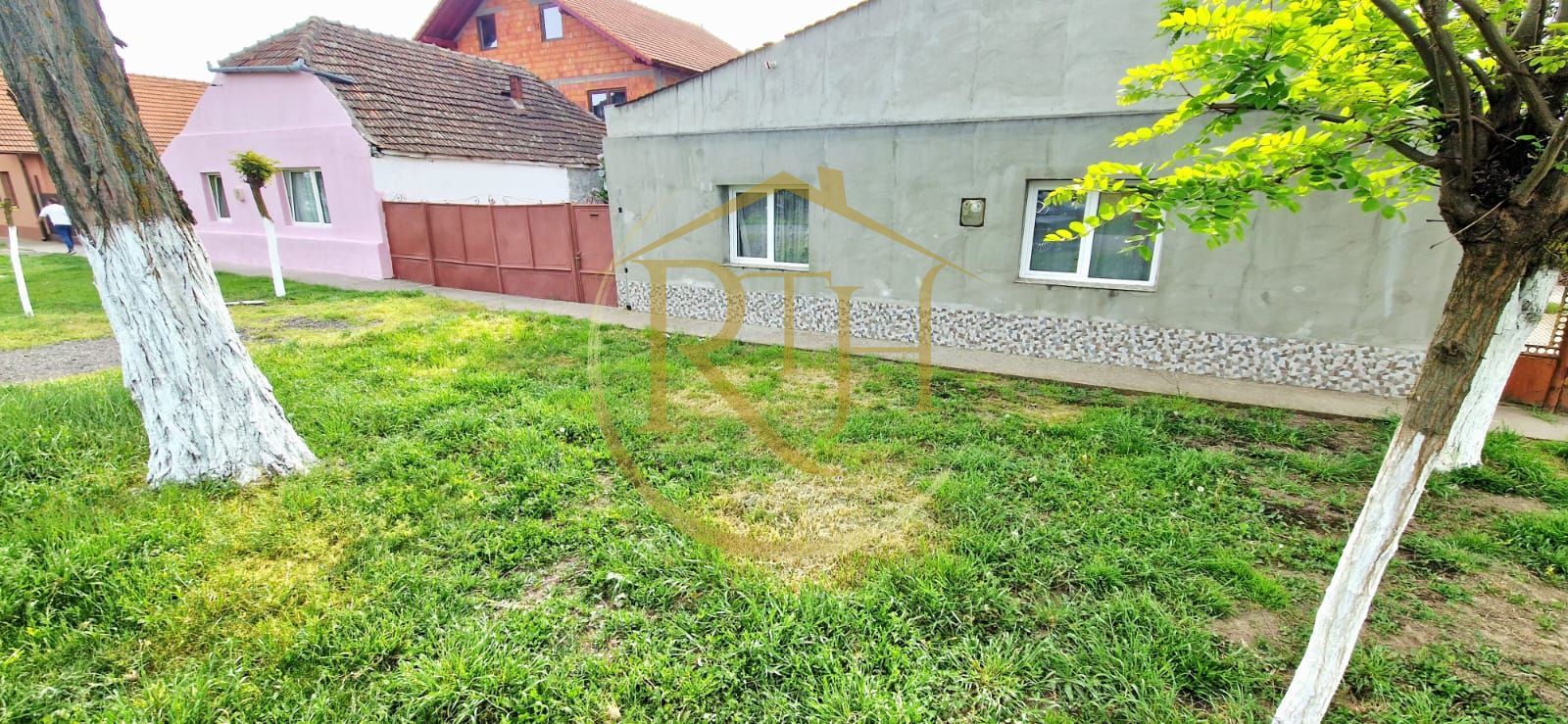Vand casa recent renovata cu 900 mp curte si gradina in Carpinis - Poză 1