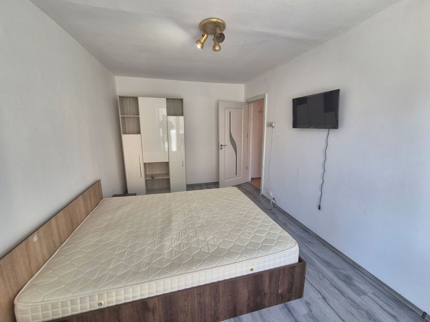 Închiriez apartament 1 camera etajul.1 - Poză 3