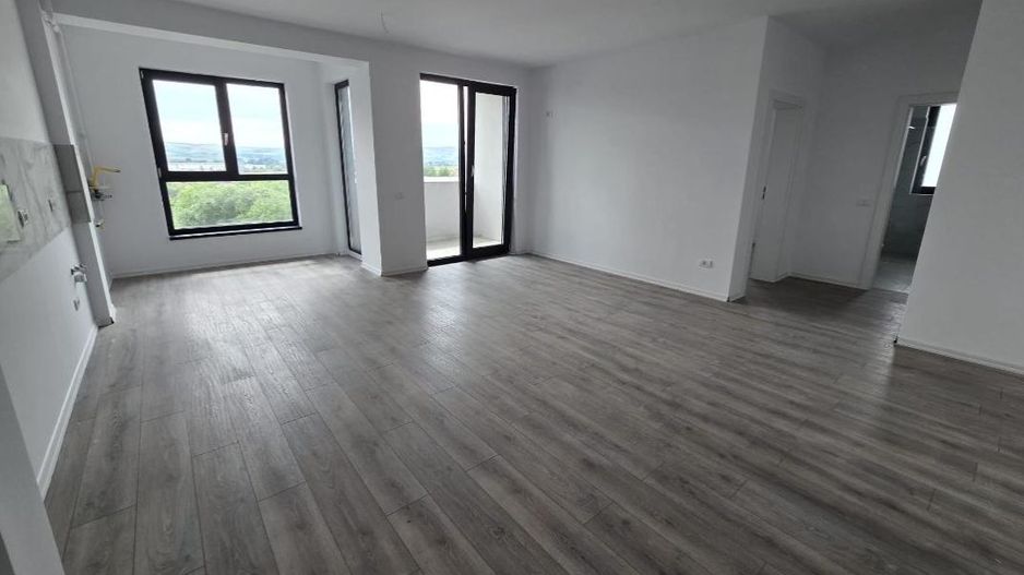 Apartament cu 3 camere, 2 bai, bloc nou et.2, Centru - Poză 1