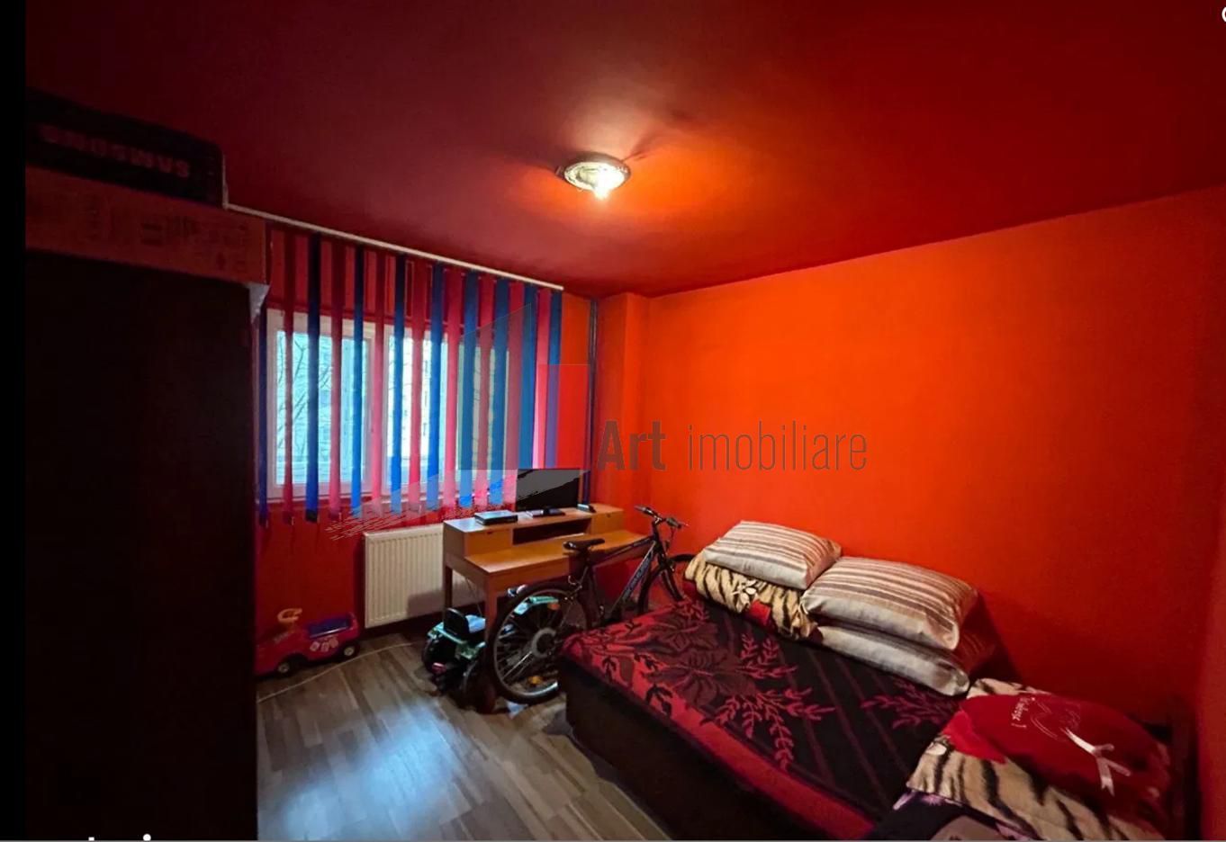 APARTAMENT DE 3 CAMERE BARCA - Poză 2