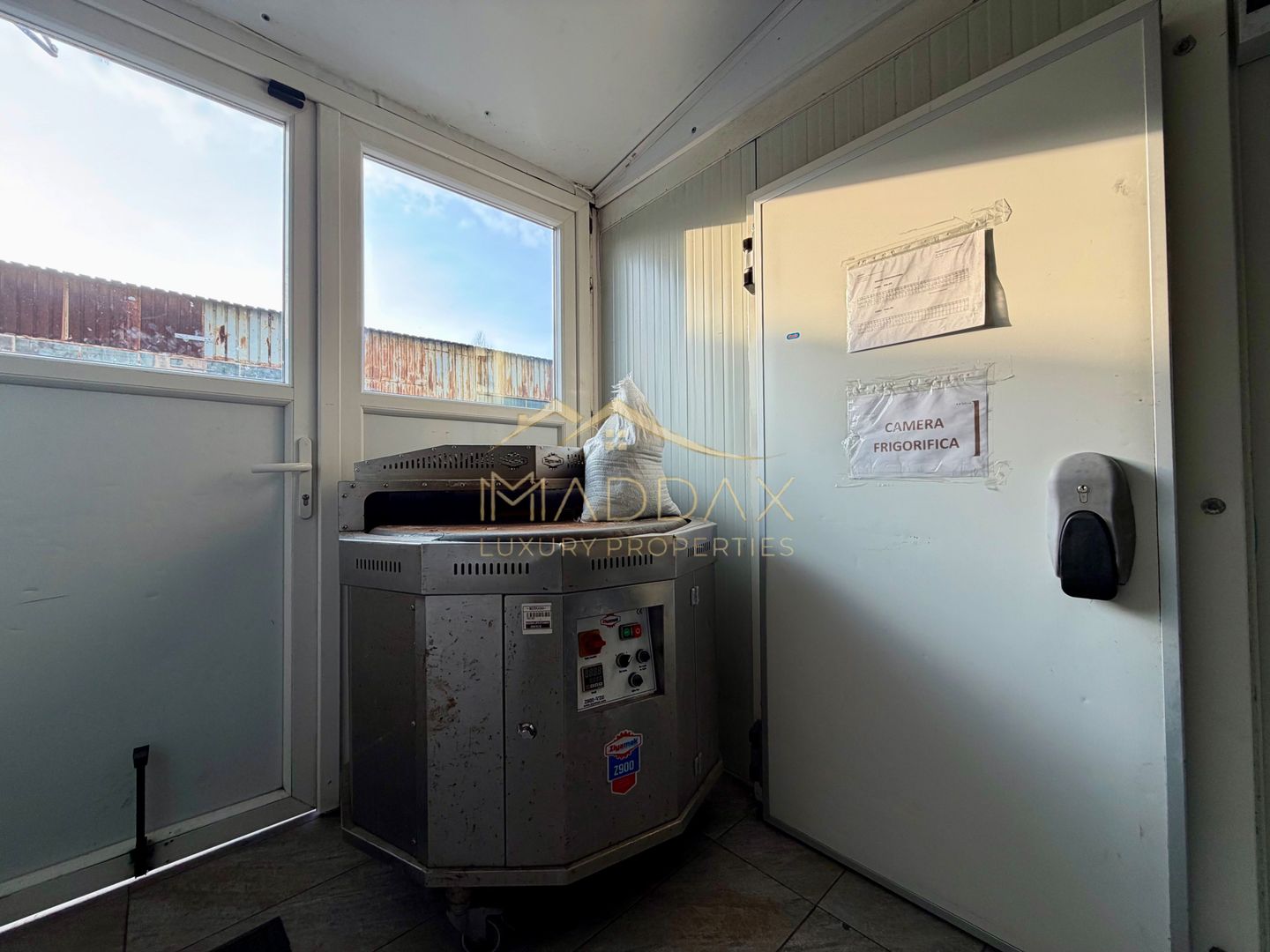 Spatiu Comercial  *731mp* / VAD stradal 31m / 19 locuri de parcare // Unirii - Poză 24