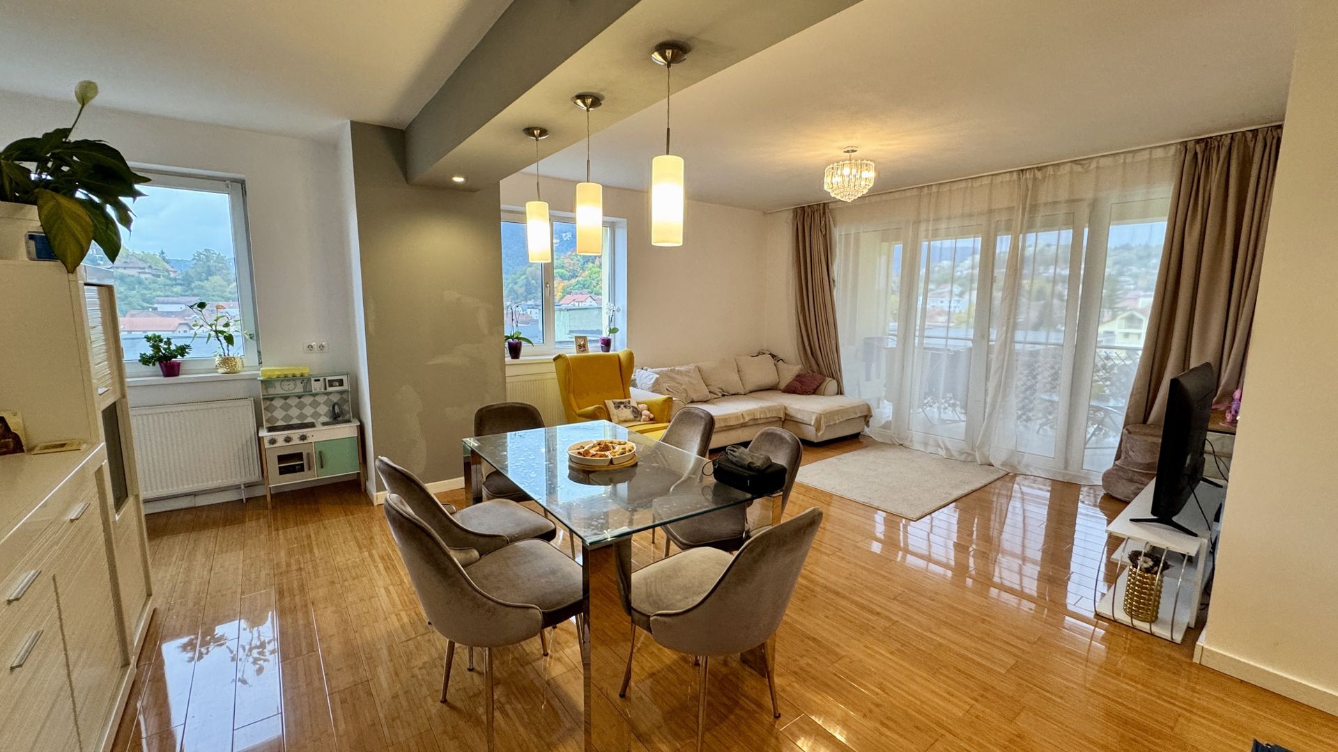 Apartament luminos cu 3 camere, complet mobilat, vedere panoramică spre Tâmpa - Poză 4