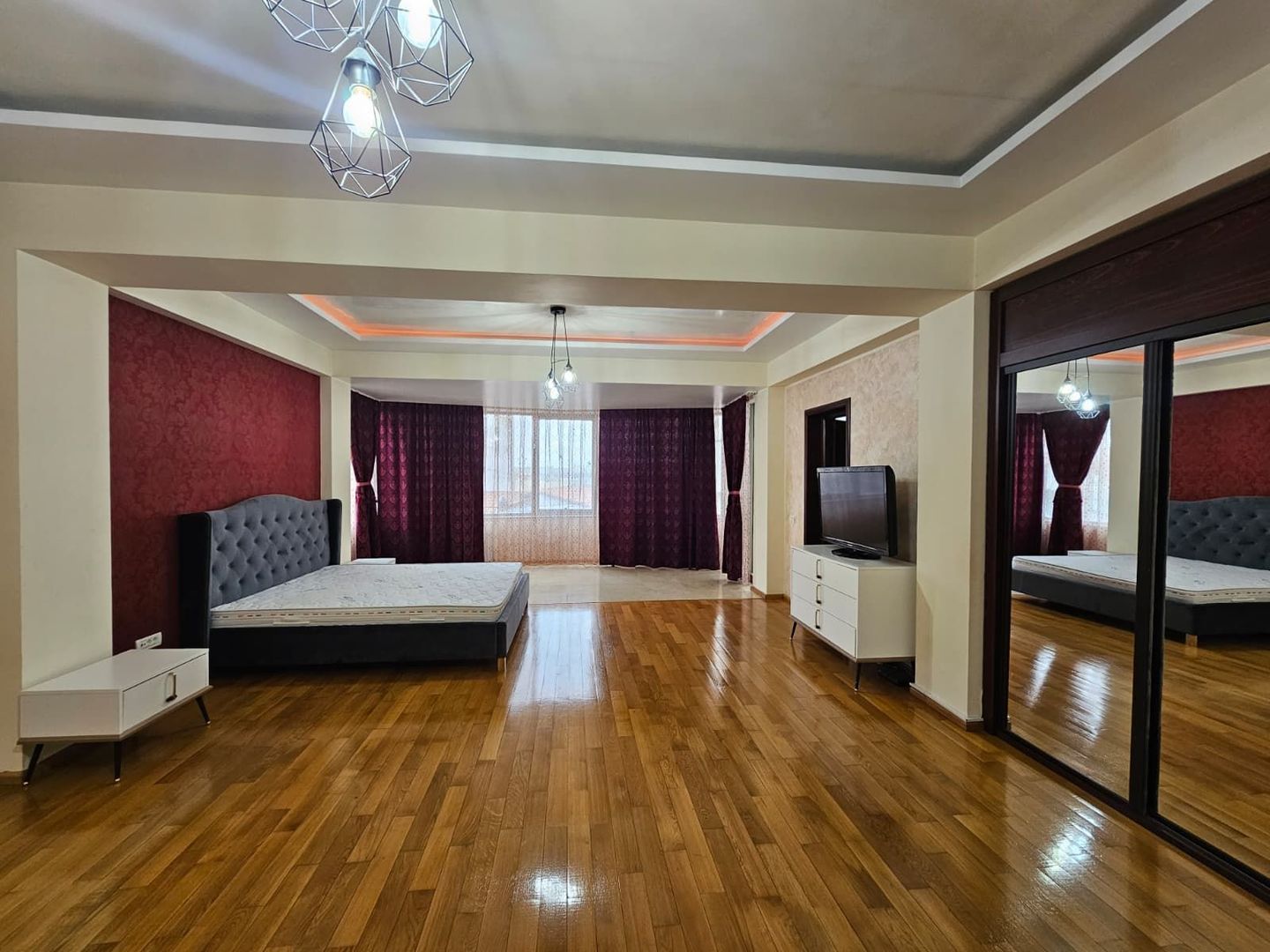 Vila generoasa de inchiriat intr o zona principala a orasului - Poză 4