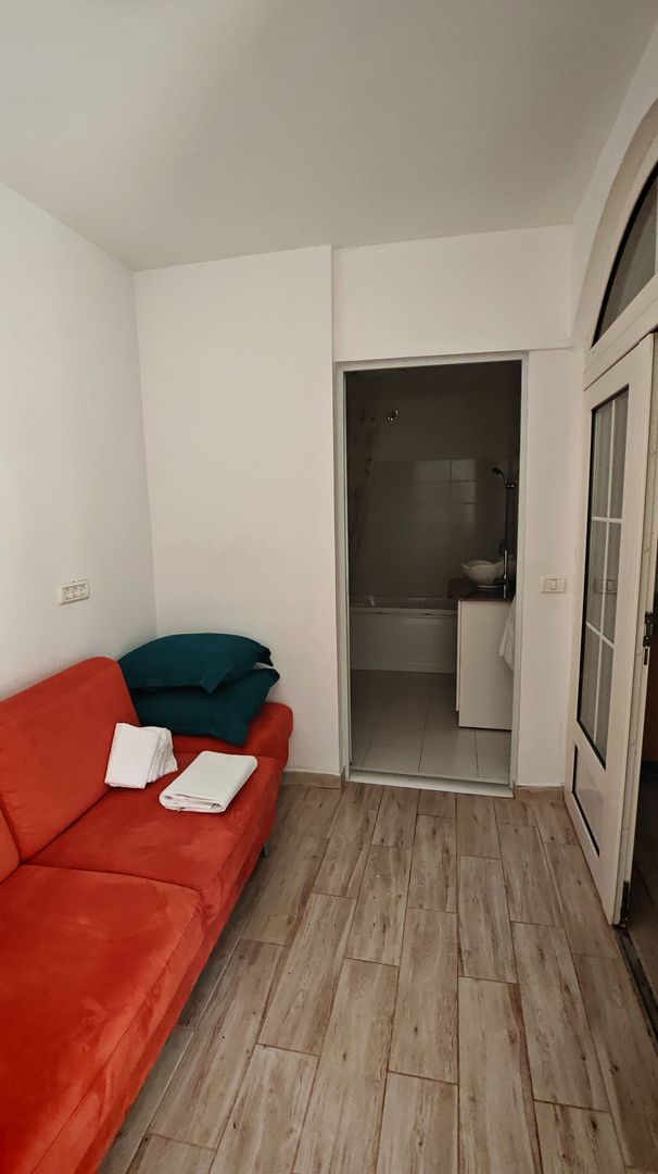 Vila cu 10 camere,pretabil compartimentare in 2 unitati separat,ASTRA. - Poză 9