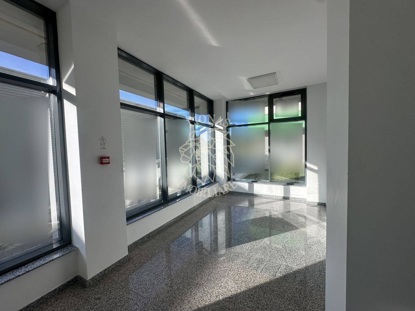Spatiu Comercial Modern 2 camere 52 mp-parter-Calea Moldovei - Poză 3