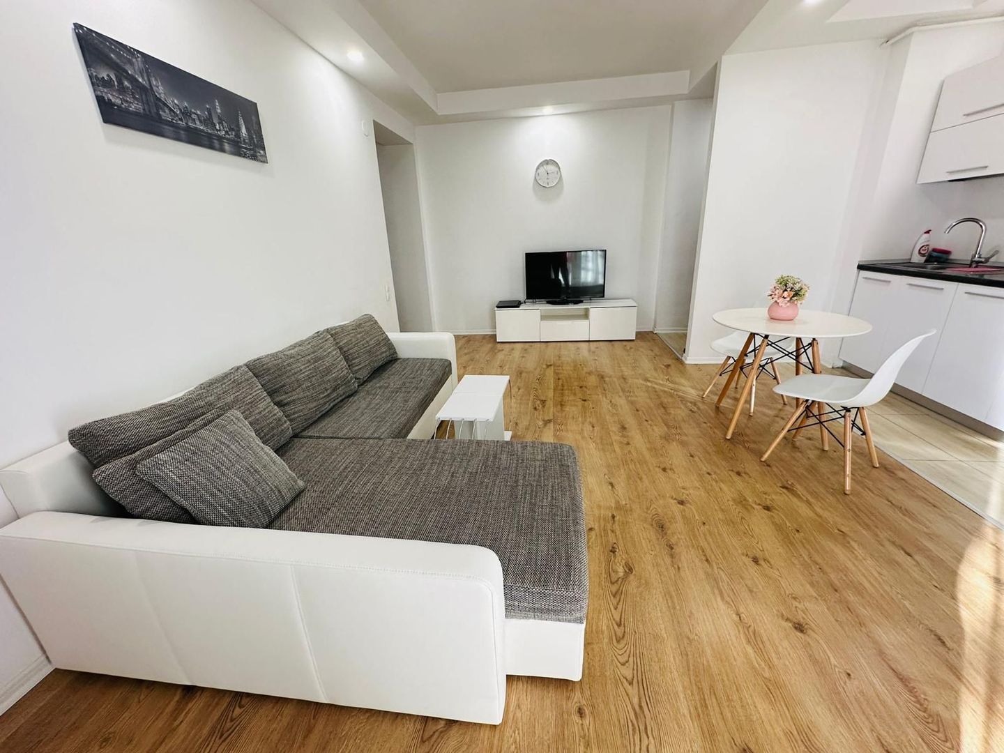 COSMOPOLIS - Apartament cu 2 camere si gradina, mobilat si utilat. - Poză 3
