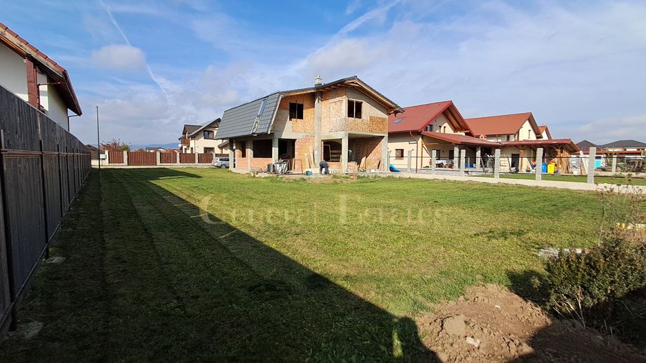 Casa moderna la rosu in Cristian - Poză 1