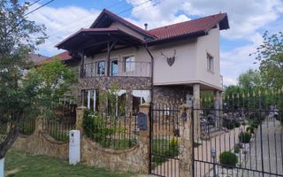 Vilă elegantă cu design luxos și grădină superb amenajată în Șag - Poză 2