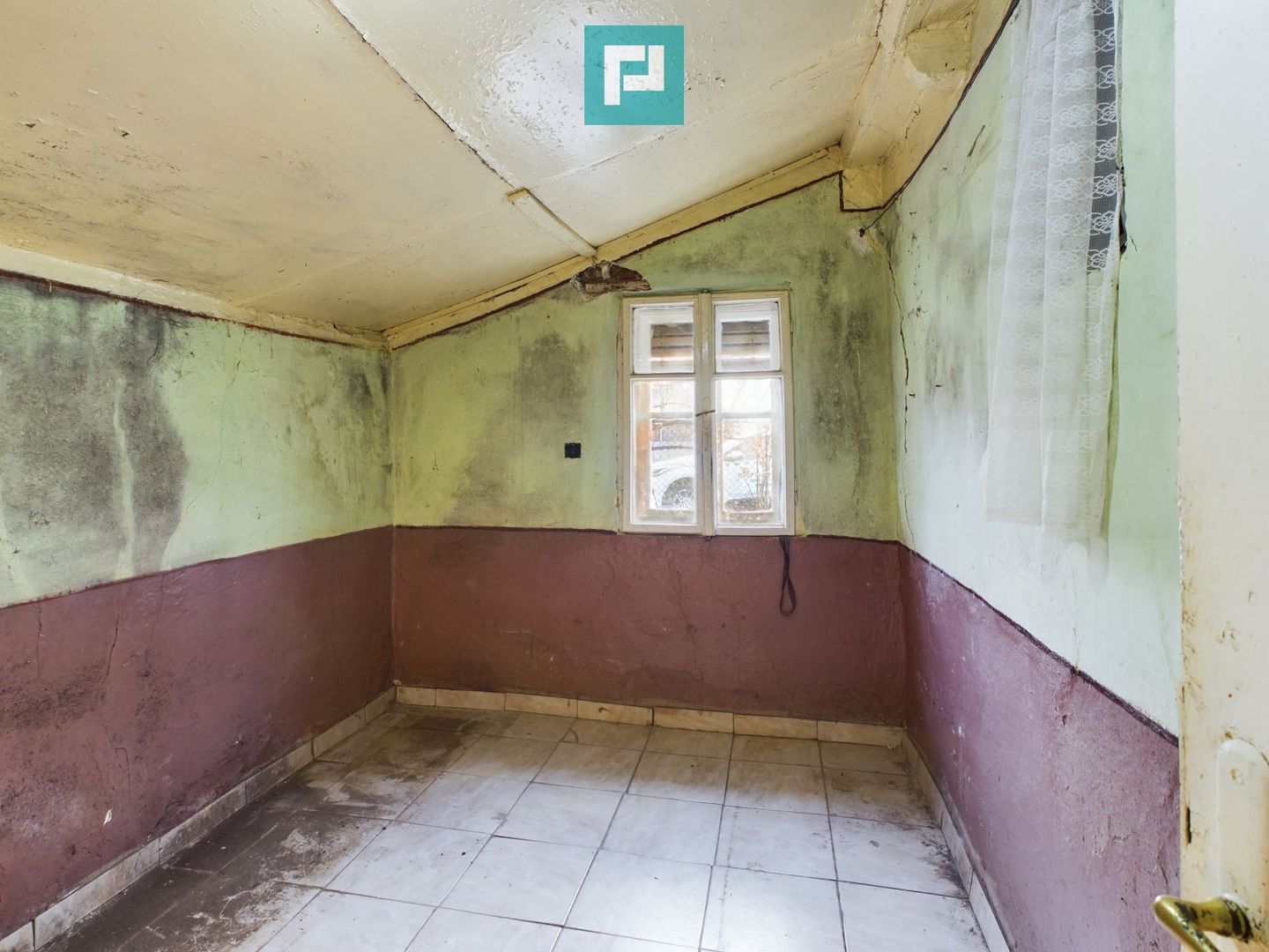 Casă modestă cu 3 camere în Ghioroc - Poză 6