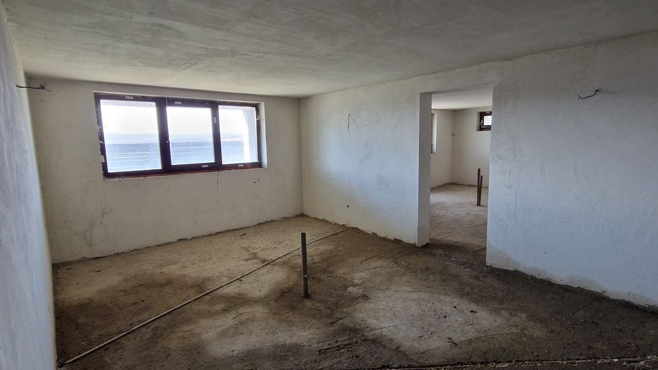 Vand vila la rosu cu teren 2700mp - Poză 8