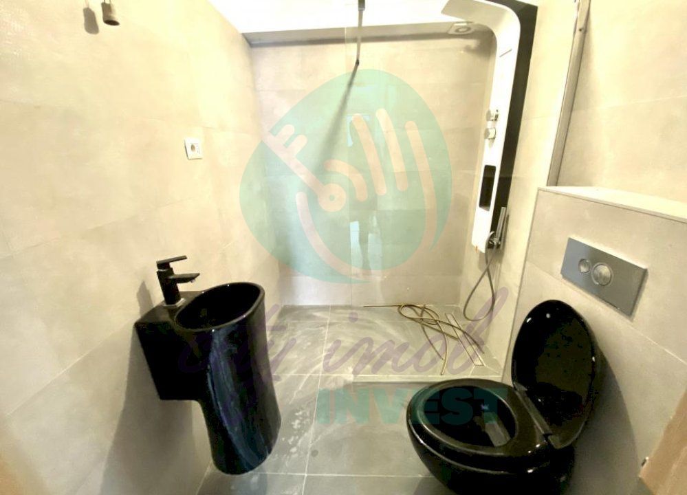 Apartament cu curte englezeasca si 2 intrari pozitionat langa lac - Poză 12