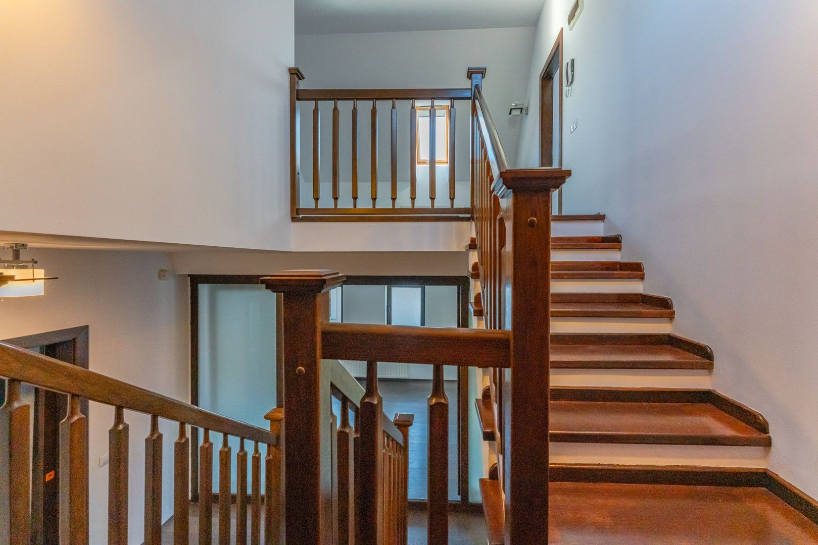 Casă modernă cu garaj și 4 dormitoare, aproape de Piața Sfatului - Poză 16