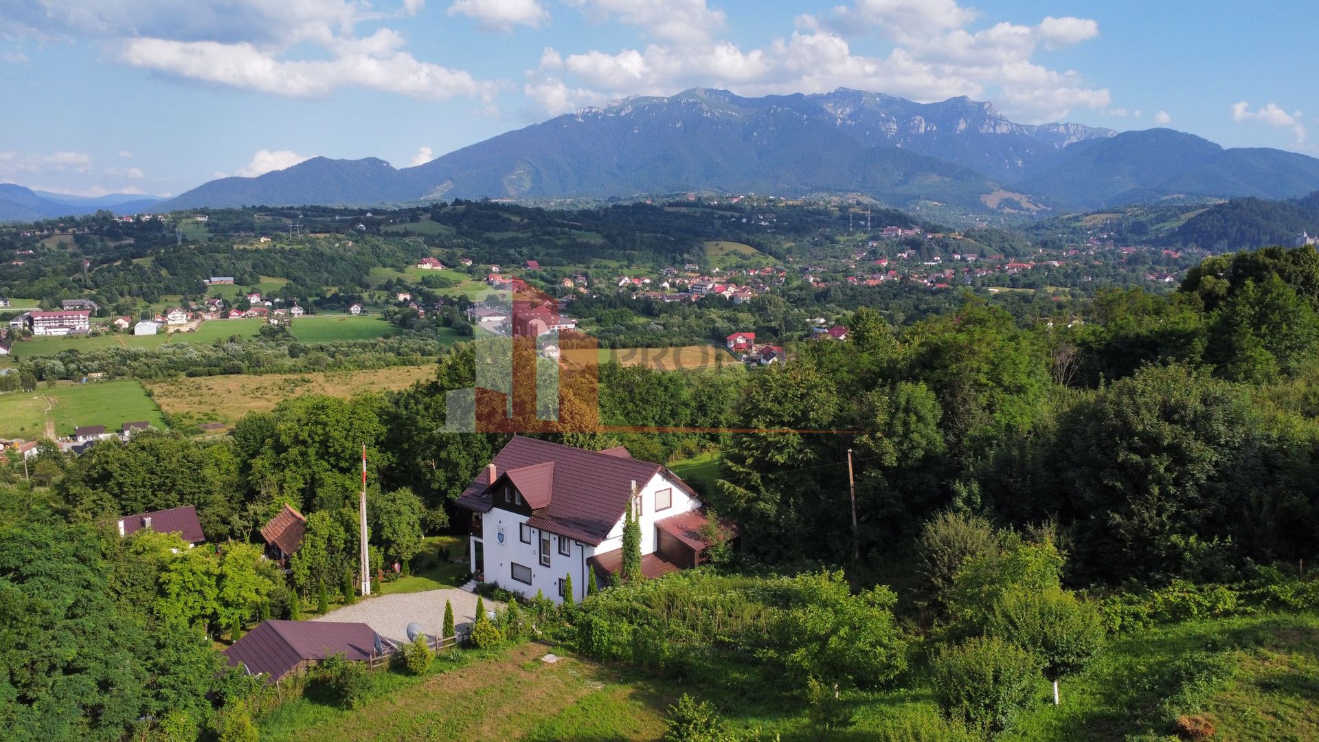 Vilă 340 mp Bran | Teren 5500 mp | 6 dormitoare cu băi proprii - Poză 5