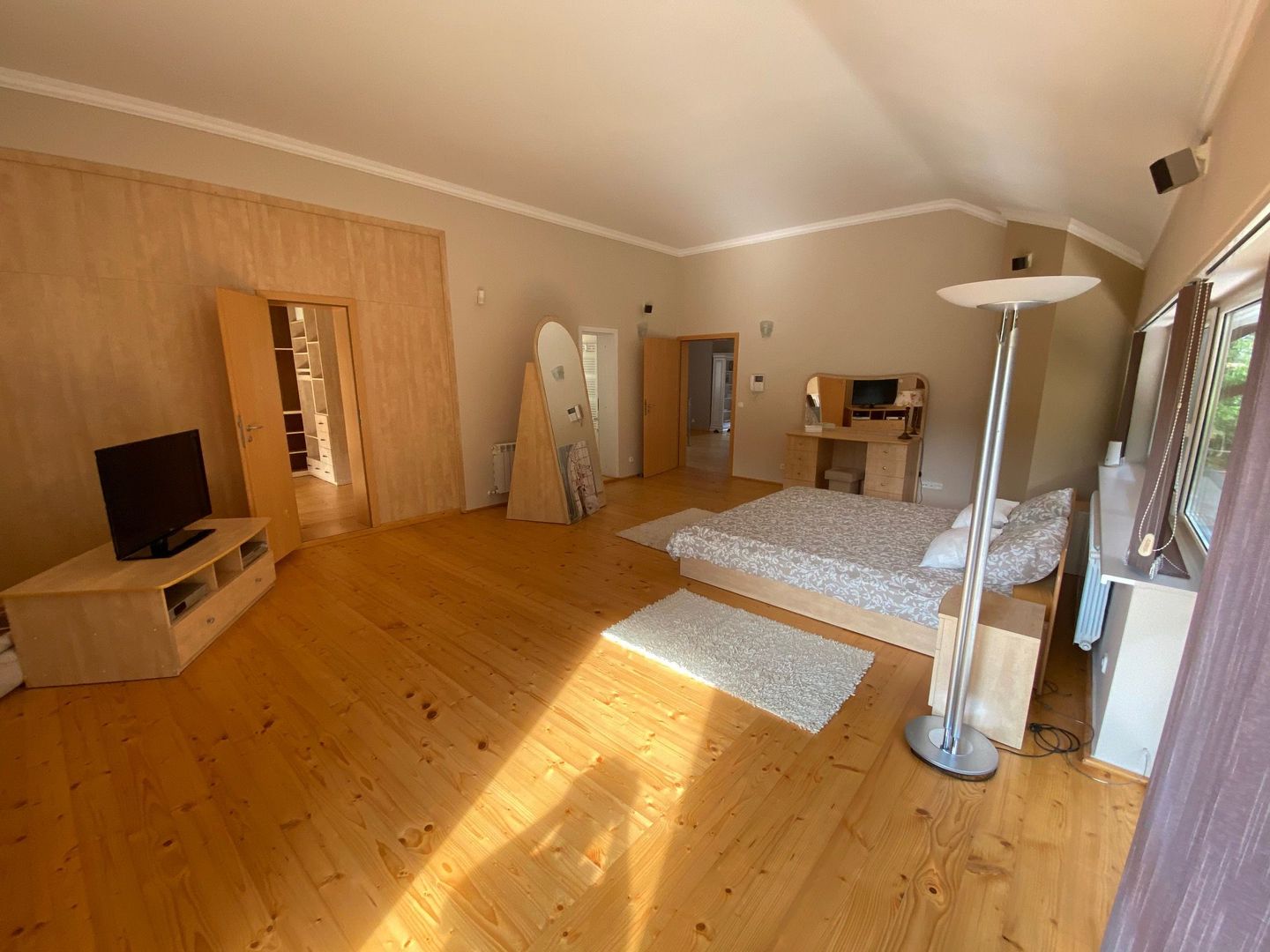 Generoasa si spatioasa - Poză 9