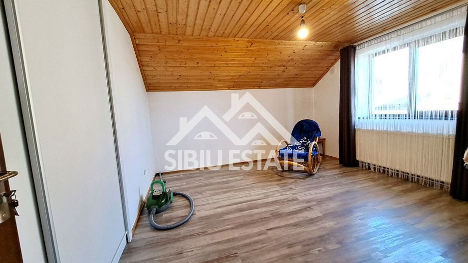 Casa Sibiu cu pivnita si garaj, curte mare - Poză 24