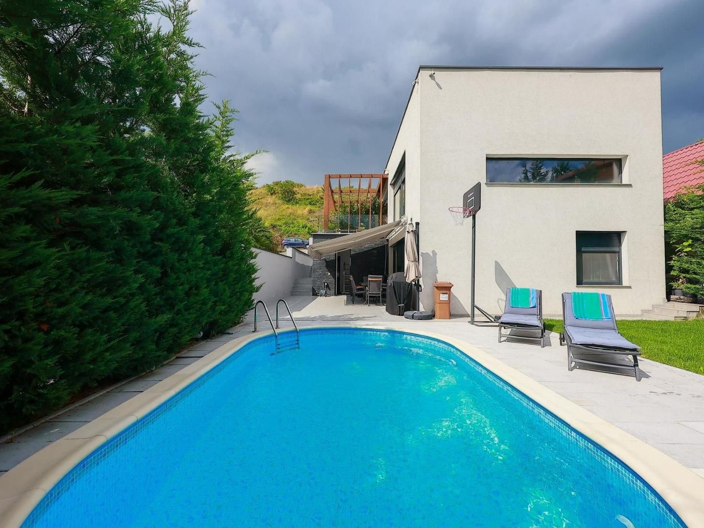 Vilă cu piscină, design mediteraneean. 410.000 E (neg, comision 0) - Poză 1