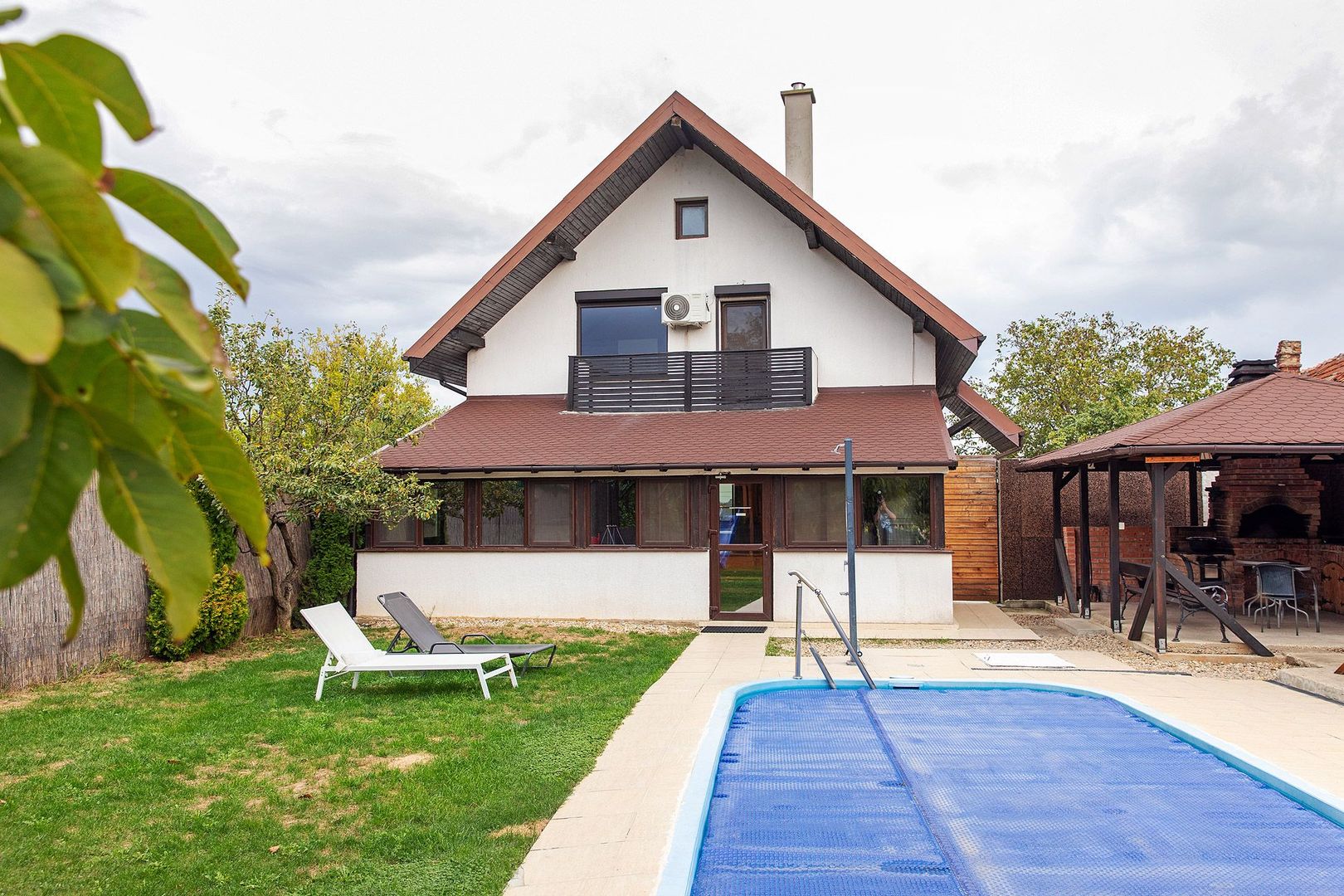 Vilă cu 5 dormitoare, 4 băi, 2 248mp teren, piscină. Preț: 229 000 Eur - Poză 2