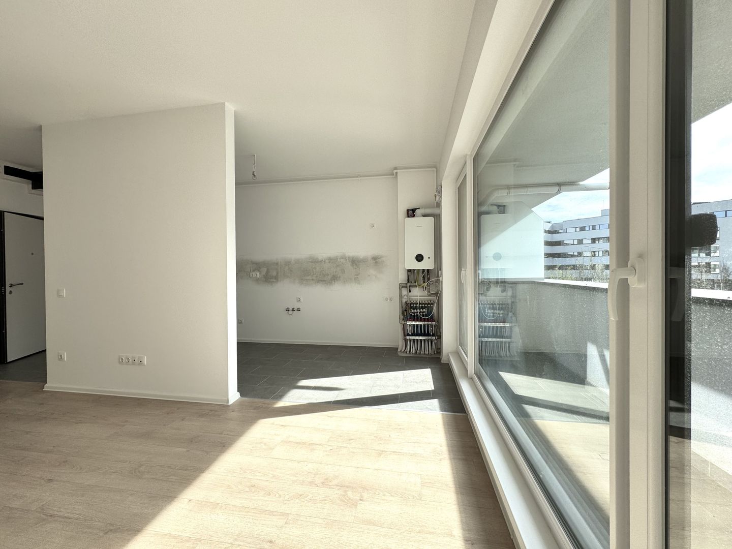 3 camere. Dormitor matrimonial cu baie en-suite. 83 mp Utili. - Poză 1