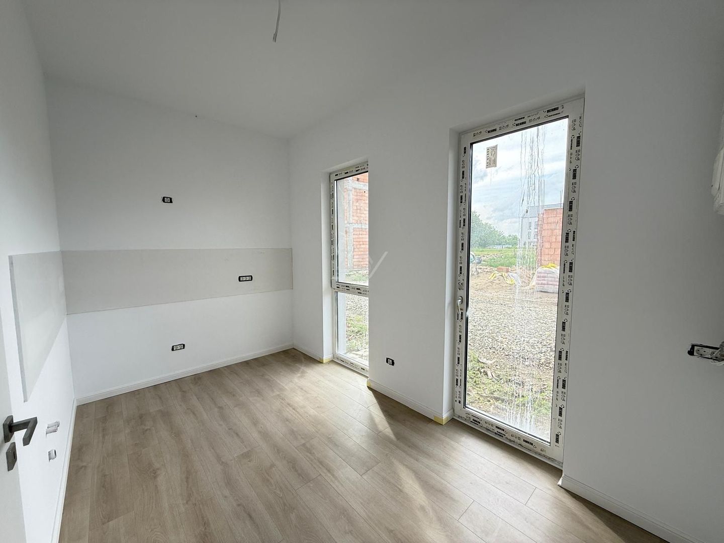 Bloc finalizat. Gradina proprie 52 mp. Decomandat. Loc de parcare. - Poză 4