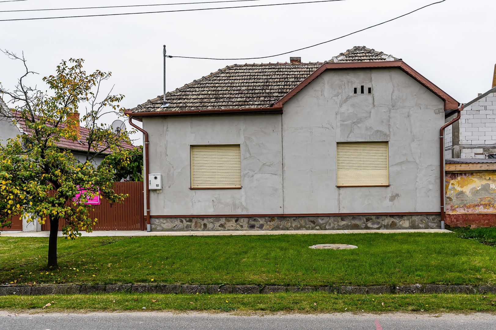 Casă la sol, renovată la gri, cu 3 camere în Nădlac * central - Poză 1