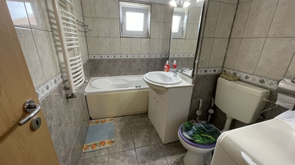 Apartament spatios cu trei camere si garaj - Poză 15