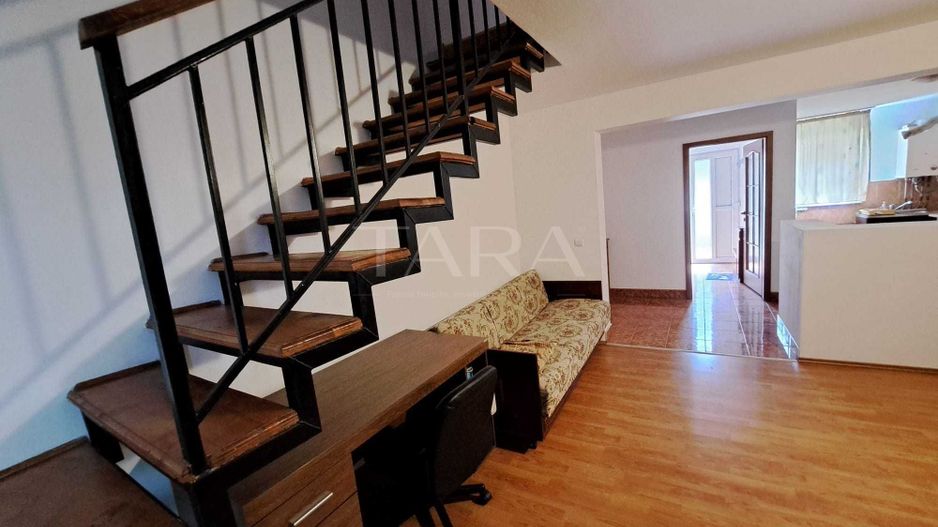 Casă înșiruită tip triplex – zonă liniștită. - Poză 1
