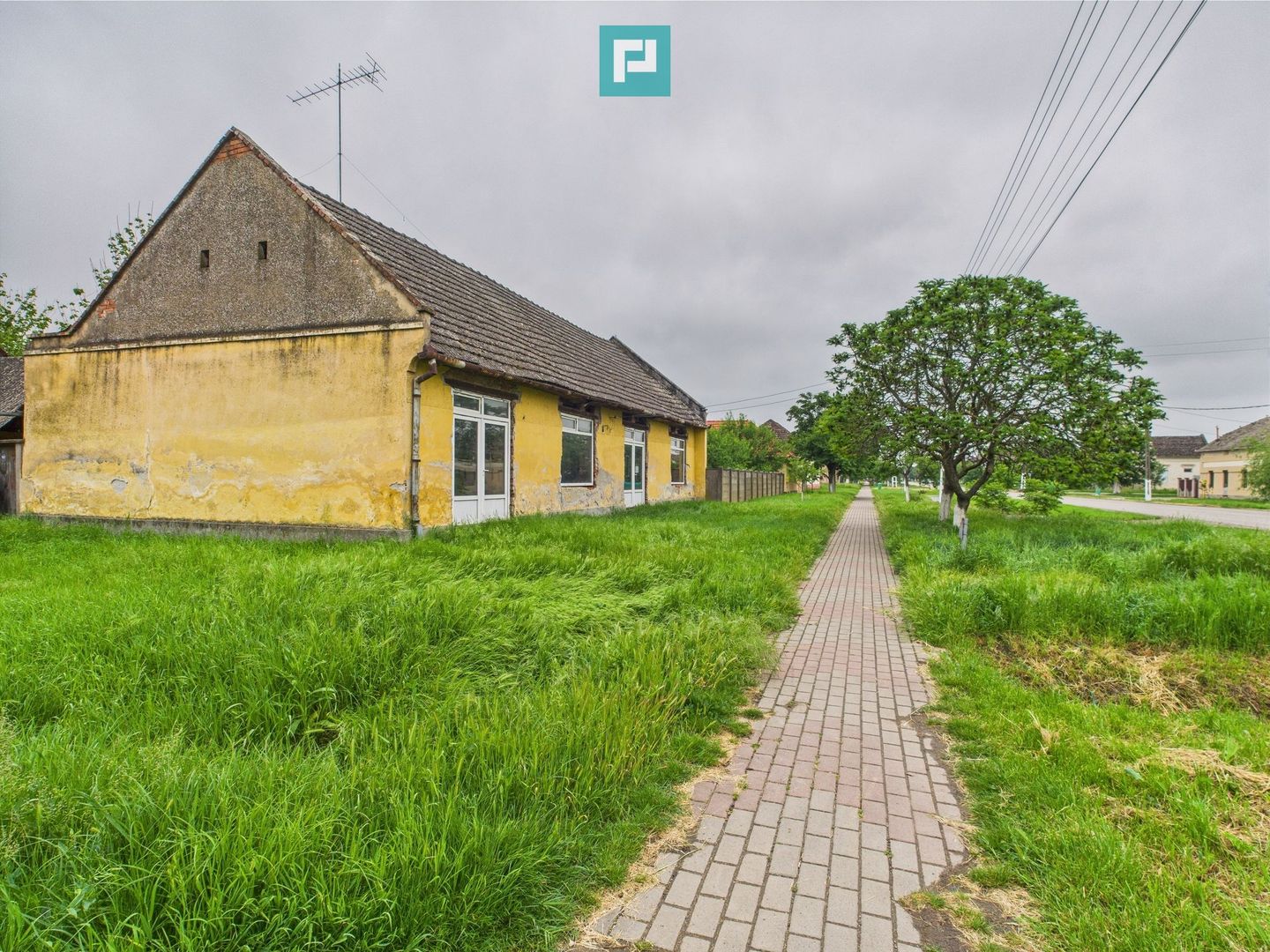 Casă de reabilitat pe teren generos- Comuna Variaș - Poză 4