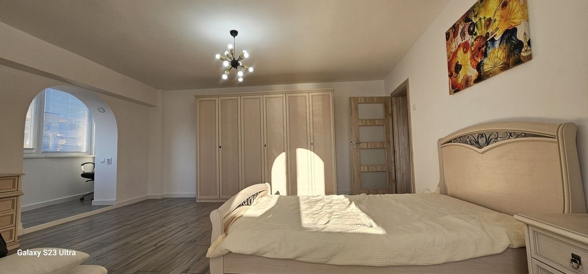 Garsonieră spațioasă cu vedere panoramică, 2 balcoane - Poză 1