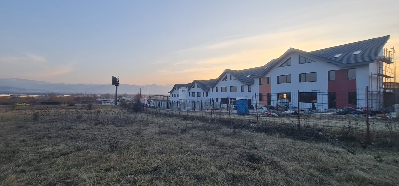 Casa de vânzare tip înșiruita la intrare in Cristian - Poză 7