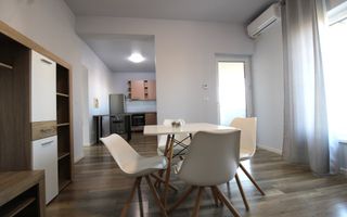 Casa cu 3 camere, locuri de  parcare, curte - Poză 4