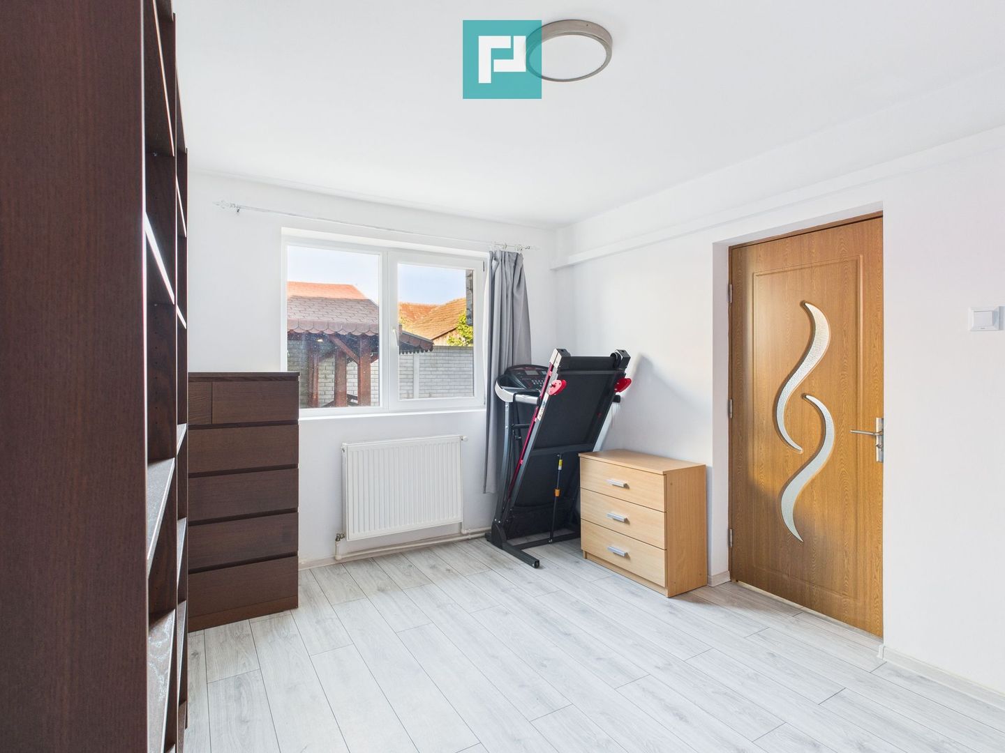 Casă spațioasă cu 4 camere în Vladimirescu - Poză 11