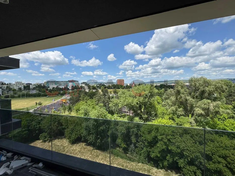 Aprtament 3 camere - view spre Baza Sportiva - Poză 3