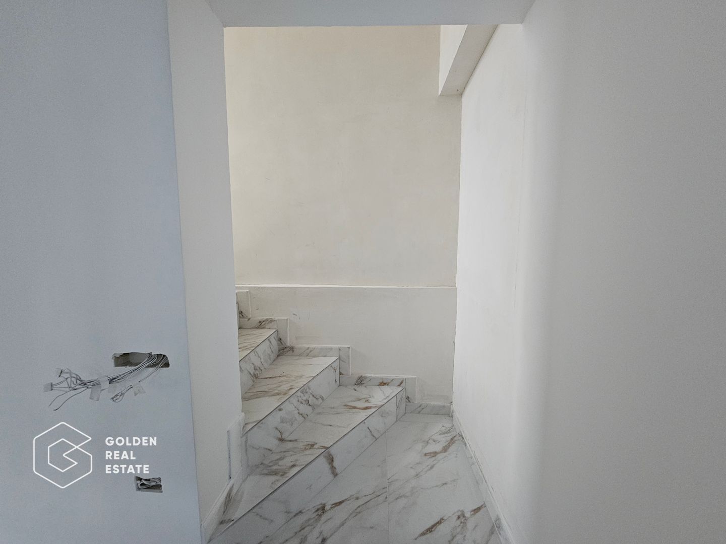 Vila cu 5 camere, 4 bai, Otopeni-centru, COMISION 0, renovata complet - Poză 9