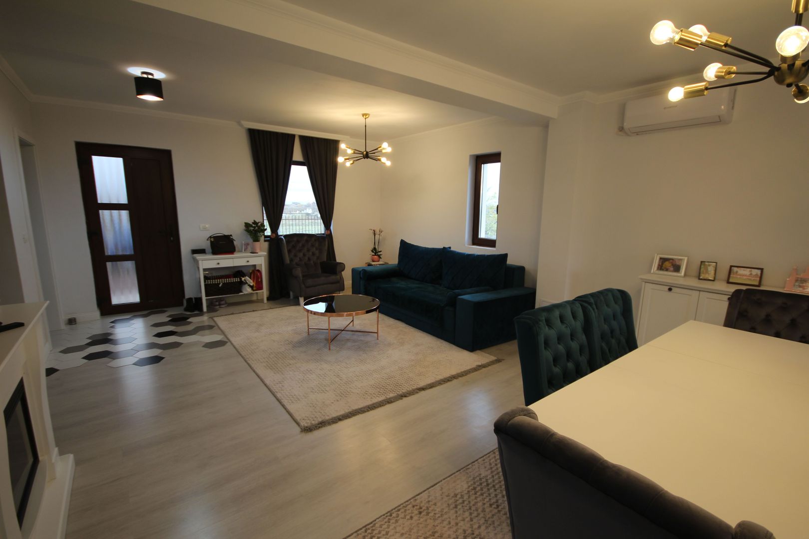 Modern si primitor - Poză 6