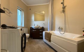 Apartament cu 3 camere si curte in Vila langa Parcul Central - Poză 7