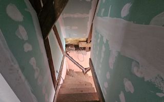 Casă veche, solidă, cu 4 camere, pivniță boltită și 4 băi – zonă centrală - Poză 7