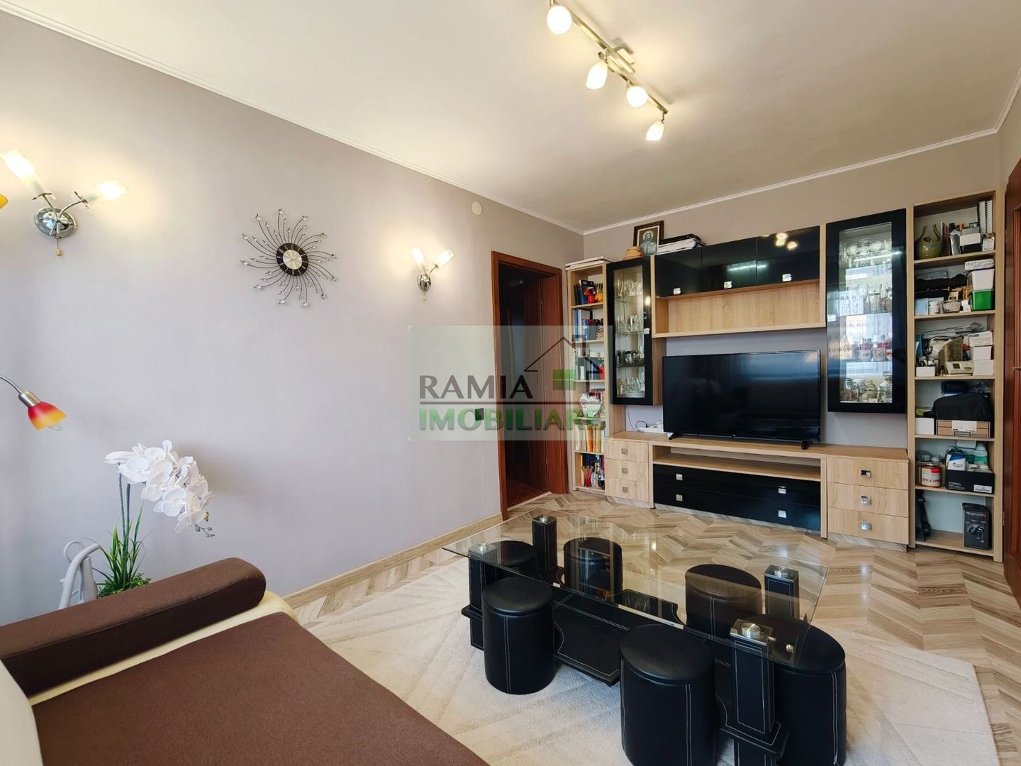 Apartament 3 camere, Cartierul Florilor, Boxă și parcare - Poză 1