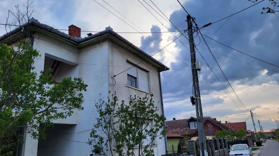 Ag EUROPA vinde casa cu etaj cu teren aferent de 10 ari în Lazuri. - Poză 1