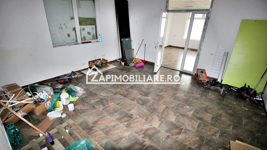 Spatiu comercial cu vitrină la strada si baie proprie - Poză 9